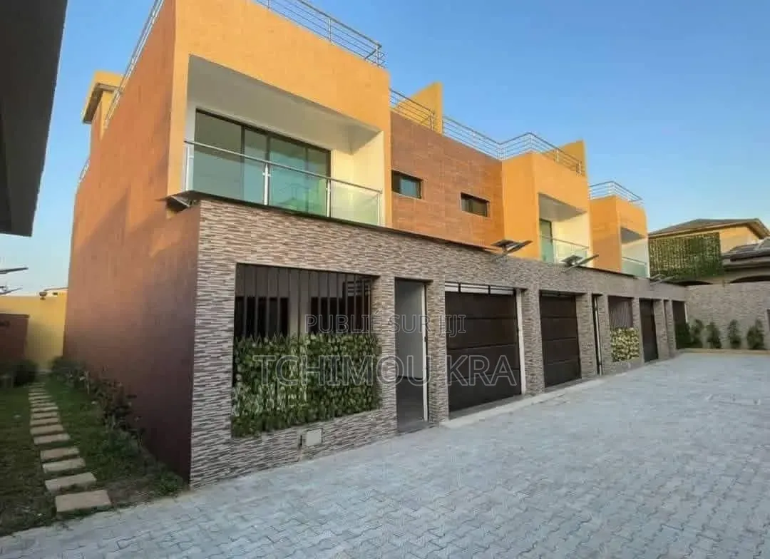 3chbre Duplex dans Mr Tchimou, Cocody à Louer