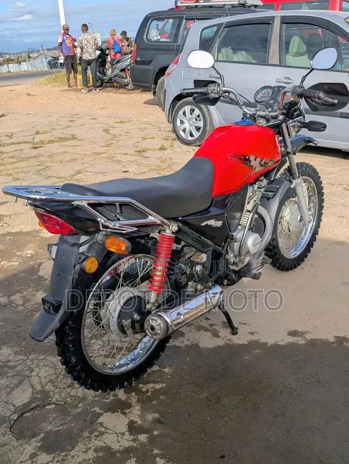 Nouveau Yamaha YBR 2025 Rouge