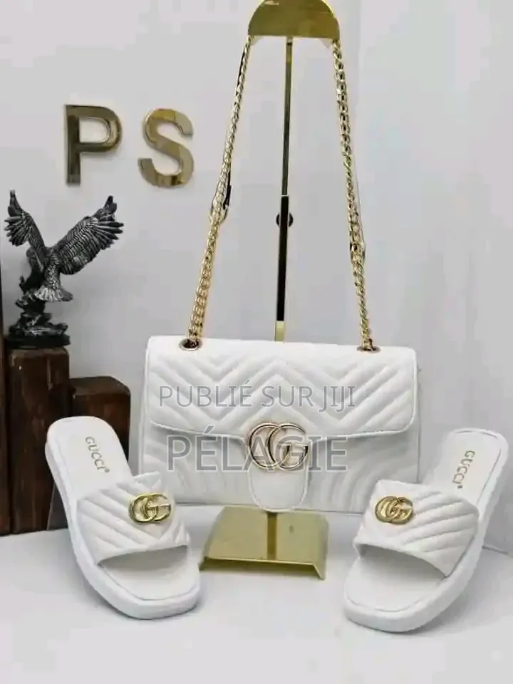 Ensemble De Sac À Main Et Sandales Blanc
