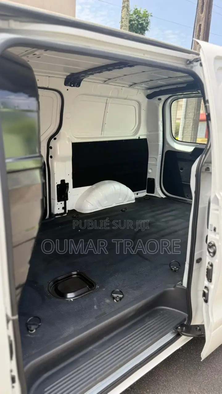 Nouveau Hyundai H1 2025 Blanc