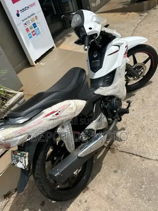 Nouveau TVS Rockz 125 2024 Blanc
