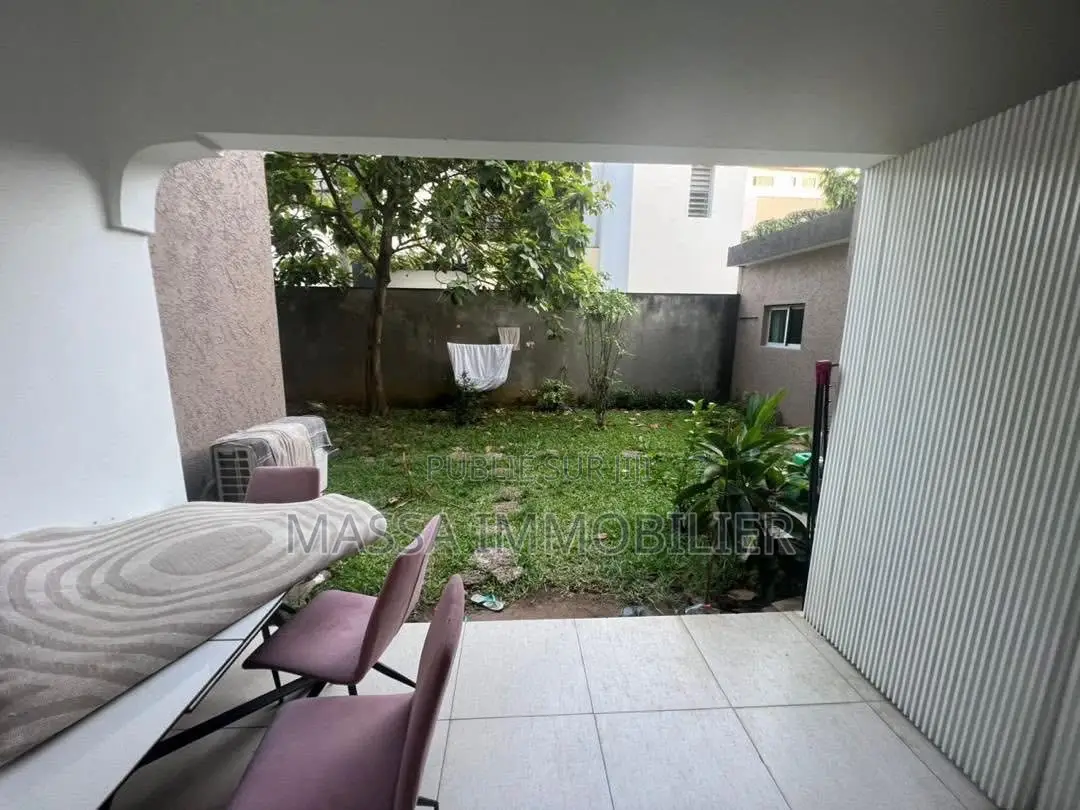 3chbre Appartement dans Massa Immobilier, Cocody à Louer