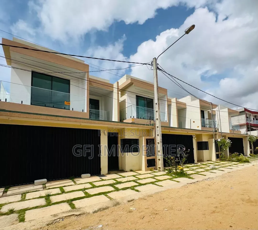 5chbre Duplex dans Francis Gweh, Cocody à Vendre