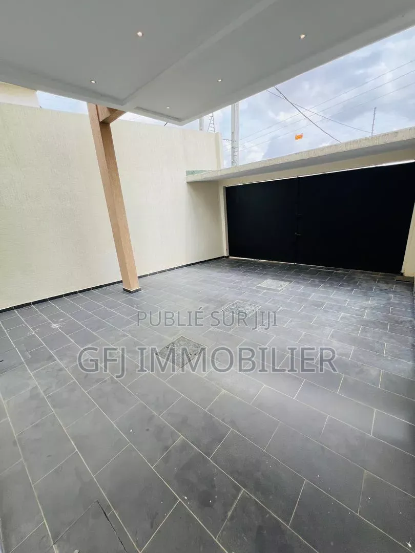5chbre Duplex dans Francis Gweh, Cocody à Vendre