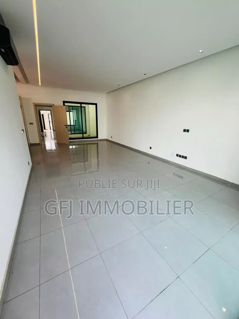 5chbre Duplex dans Francis Gweh, Cocody à Vendre