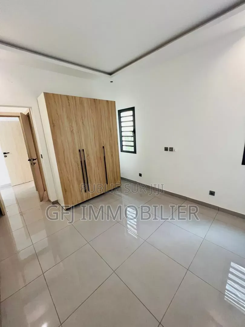 5chbre Duplex dans Francis Gweh, Cocody à Vendre