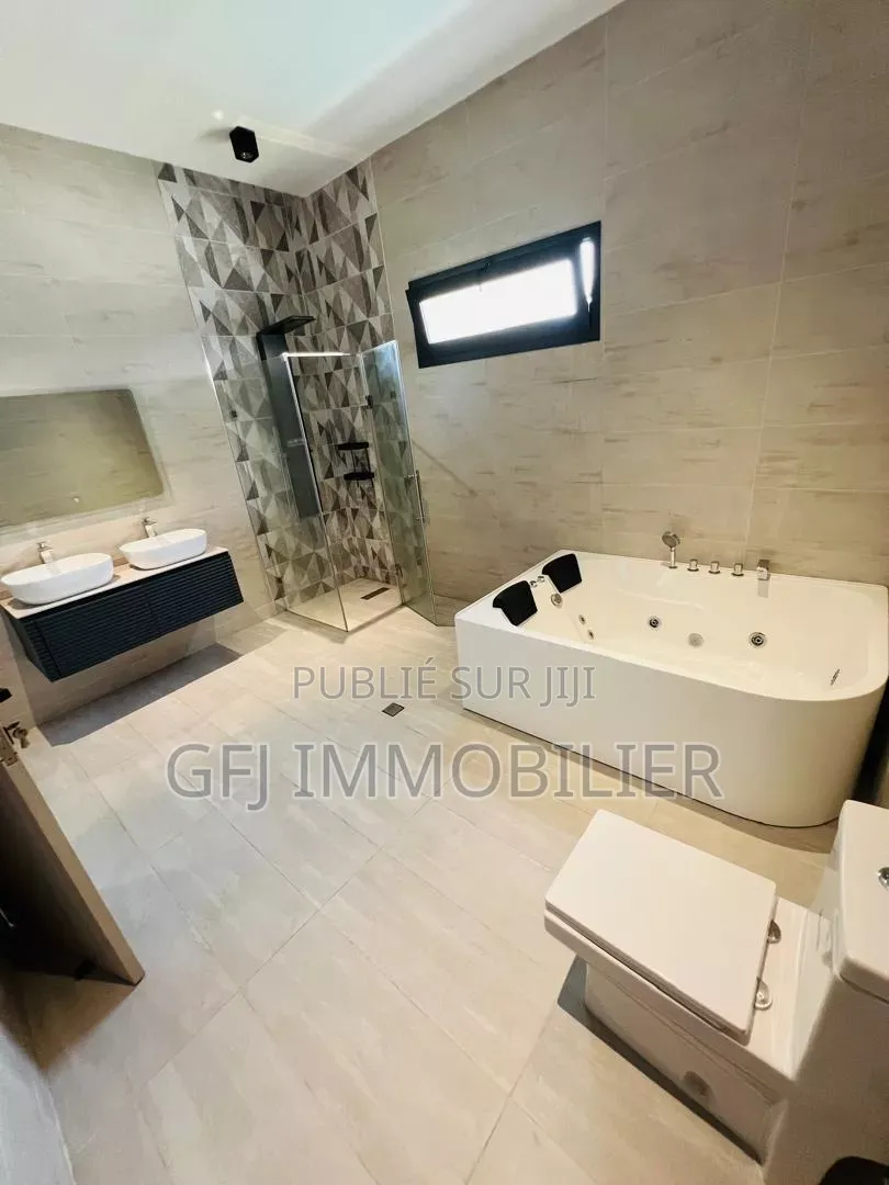 5chbre Duplex dans Francis Gweh, Cocody à Vendre