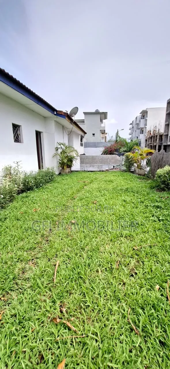 5chbre Duplex dans Francis Gweh, Cocody à Louer