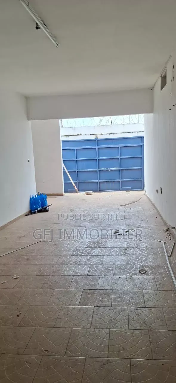 5chbre Duplex dans Francis Gweh, Cocody à Louer