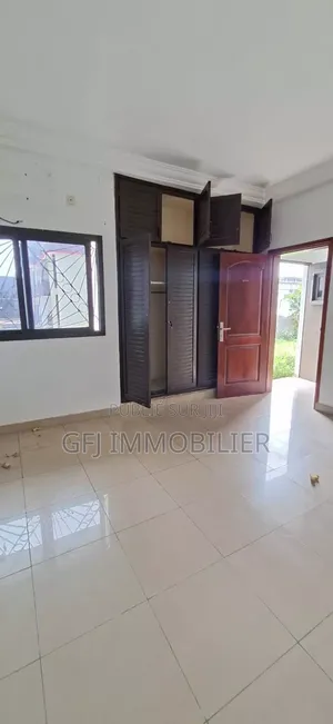 5chbre Duplex dans Francis Gweh, Cocody à Louer