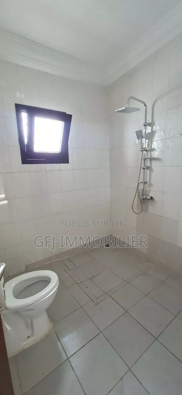 5chbre Duplex dans Francis Gweh, Cocody à Louer
