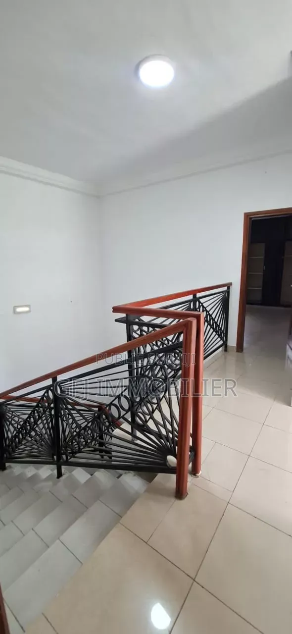 5chbre Duplex dans Francis Gweh, Cocody à Louer