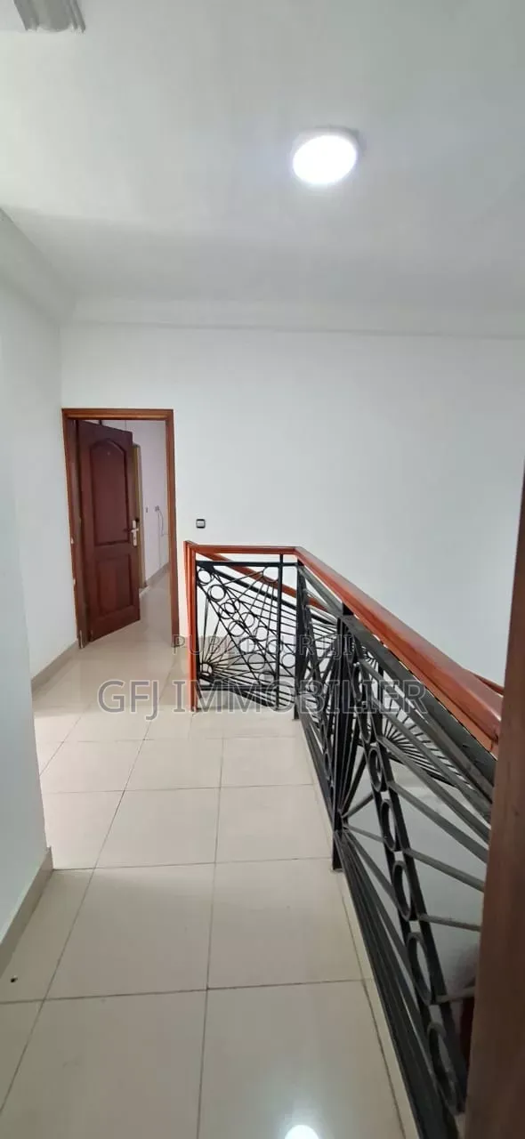 5chbre Duplex dans Francis Gweh, Cocody à Louer