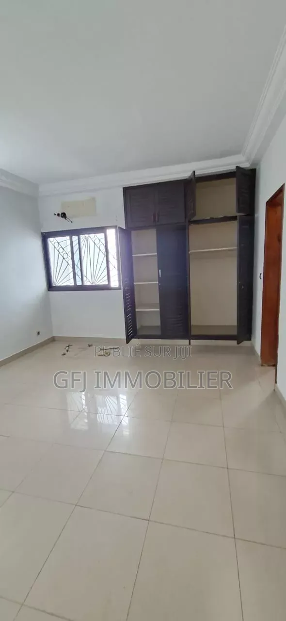 5chbre Duplex dans Francis Gweh, Cocody à Louer