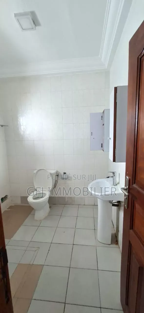 5chbre Duplex dans Francis Gweh, Cocody à Louer