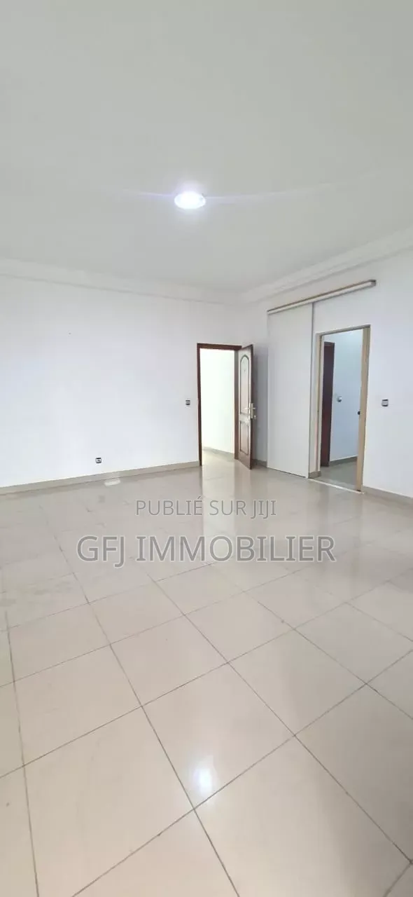 5chbre Duplex dans Francis Gweh, Cocody à Louer