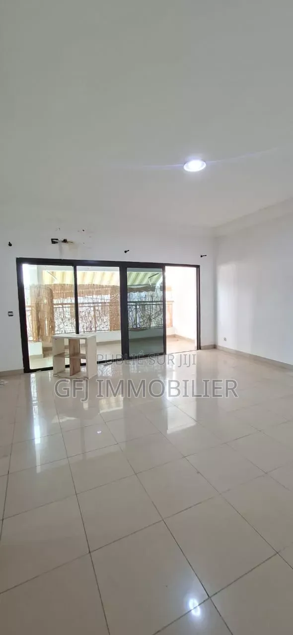 5chbre Duplex dans Francis Gweh, Cocody à Louer