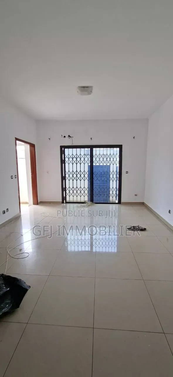 5chbre Duplex dans Francis Gweh, Cocody à Louer