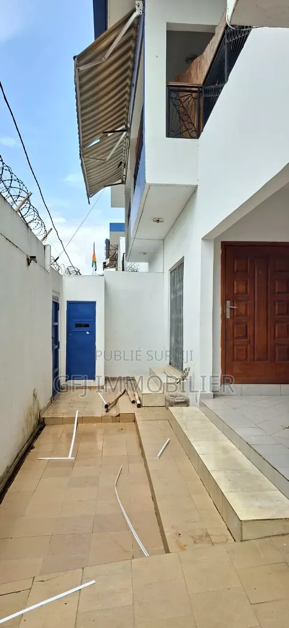 5chbre Duplex dans Francis Gweh, Cocody à Louer