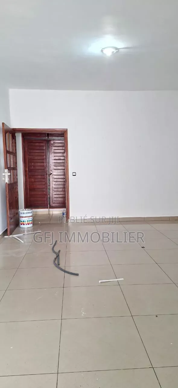 5chbre Duplex dans Francis Gweh, Cocody à Louer