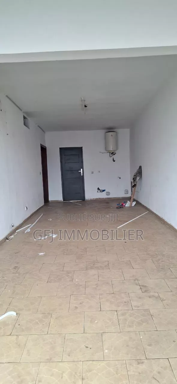 5chbre Duplex dans Francis Gweh, Cocody à Louer