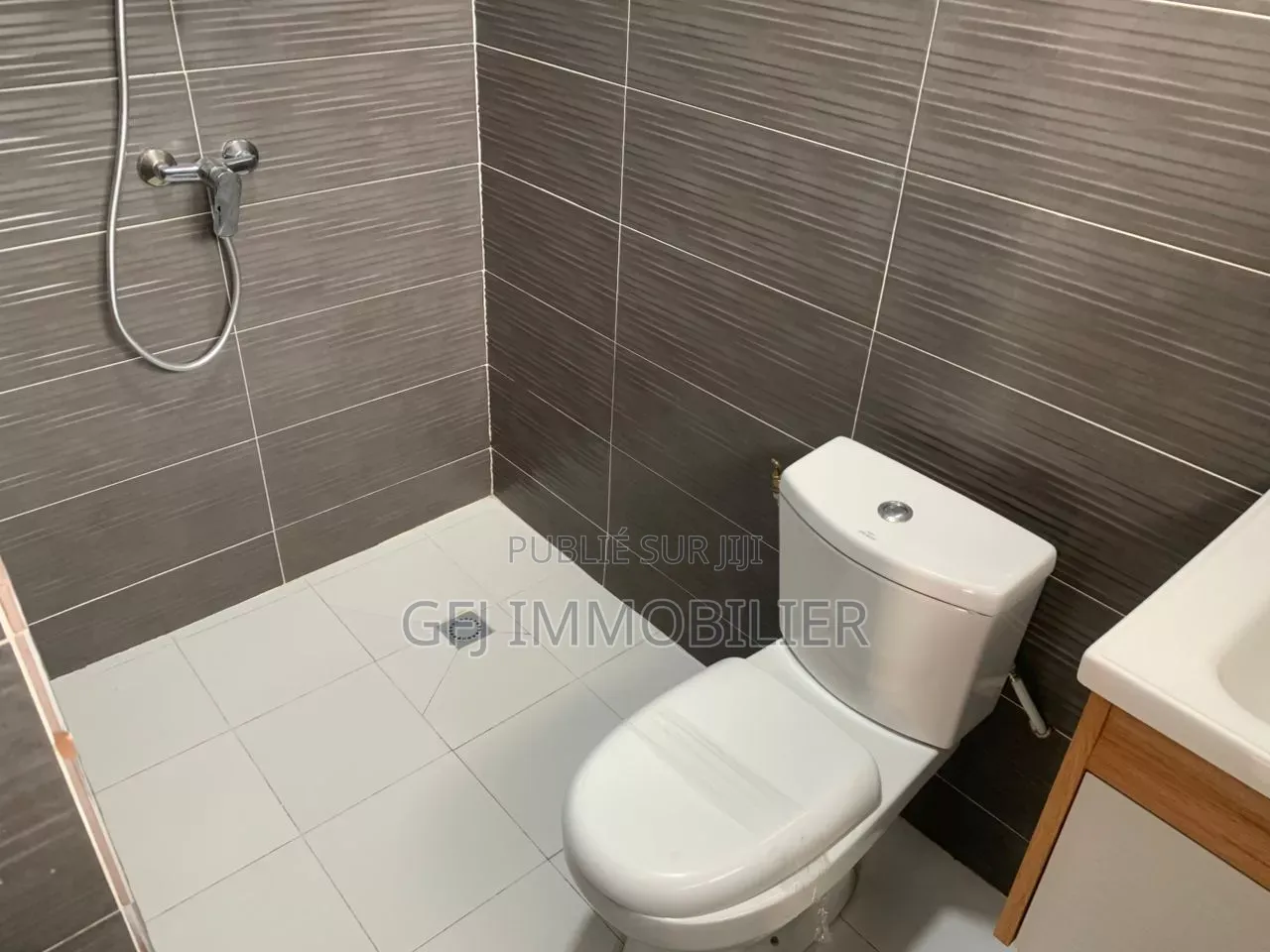 8chbre Duplex dans Francis Gweh, Cocody à Louer
