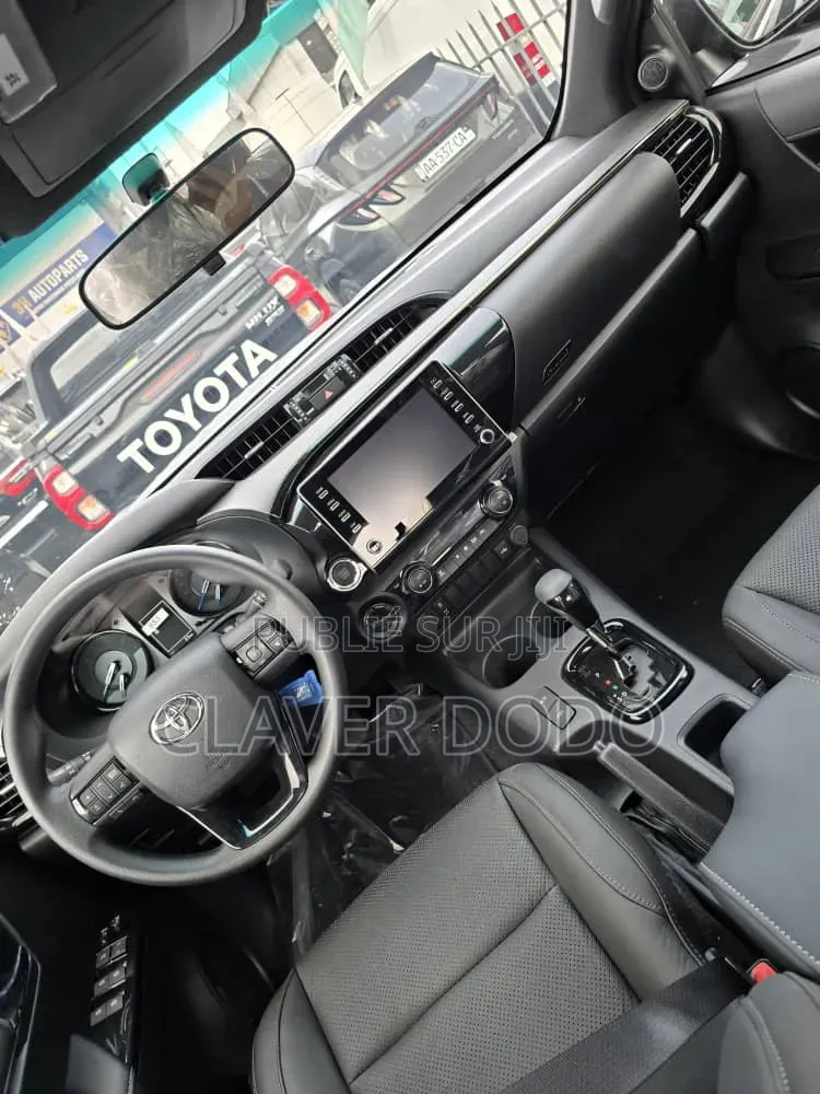 Nouveau Toyota Hilux 2025 Noir
