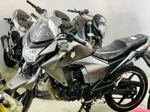 Nouveau Honda CB 2023 Gris