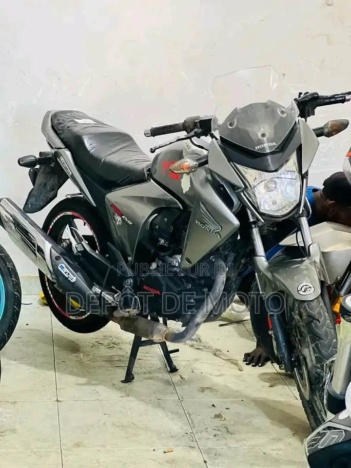 Nouveau Honda CB 2023 Gris
