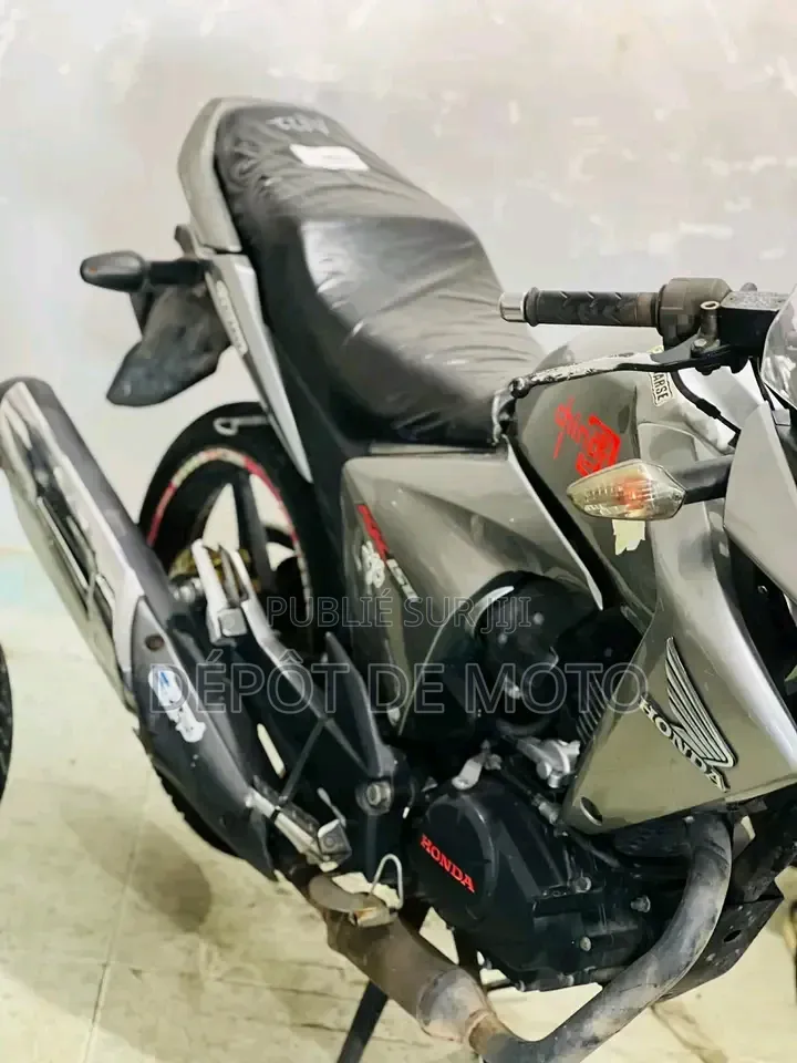 Nouveau Honda CB 2023 Gris