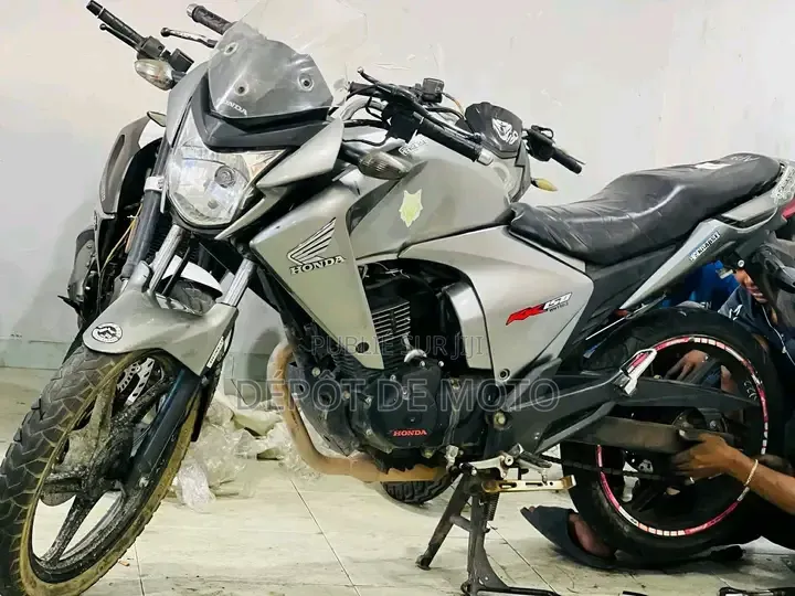 Nouveau Honda CB 2023 Gris