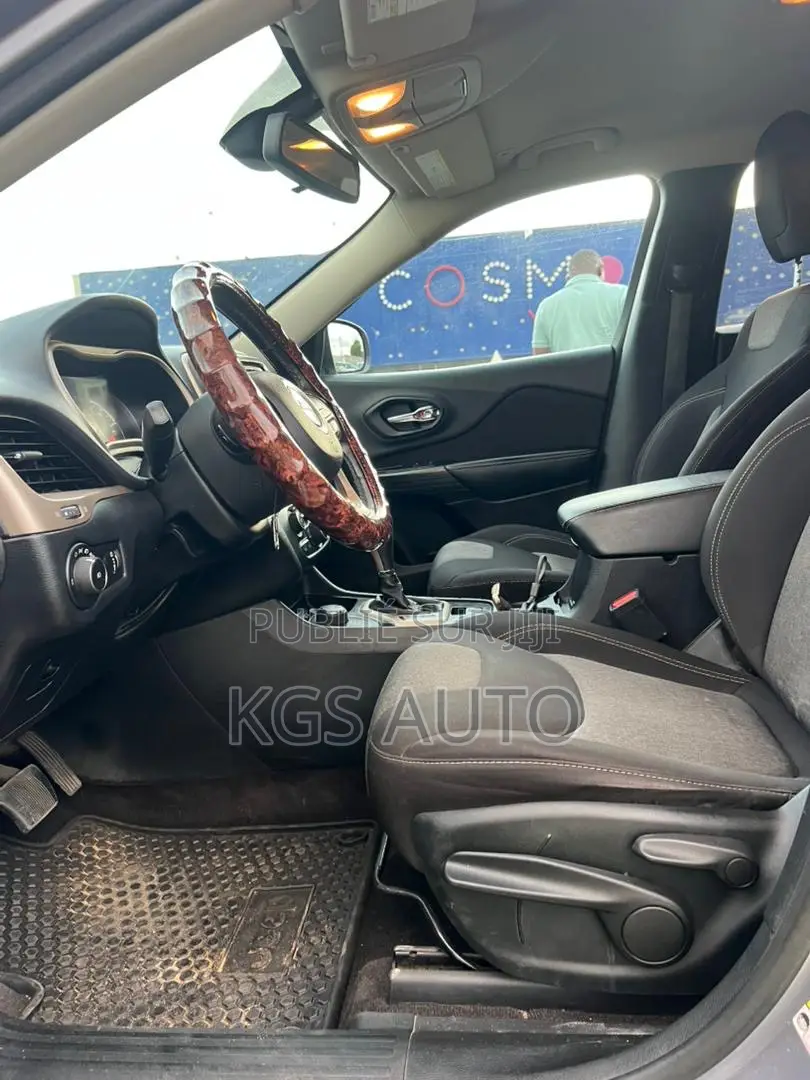 Jeep Cherokee Latitude 4x4 2018 Gris