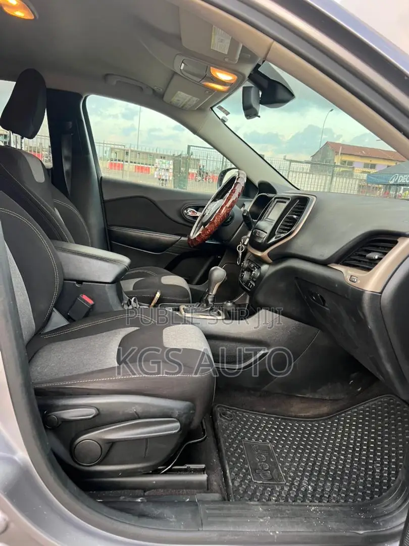 Jeep Cherokee Latitude 4x4 2018 Gris
