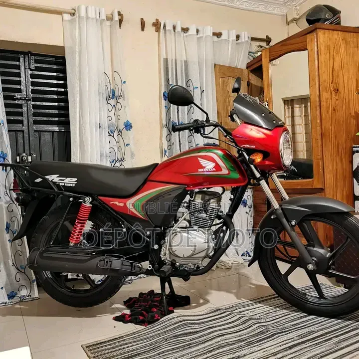 Nouveau Honda CB 2025 Rouge