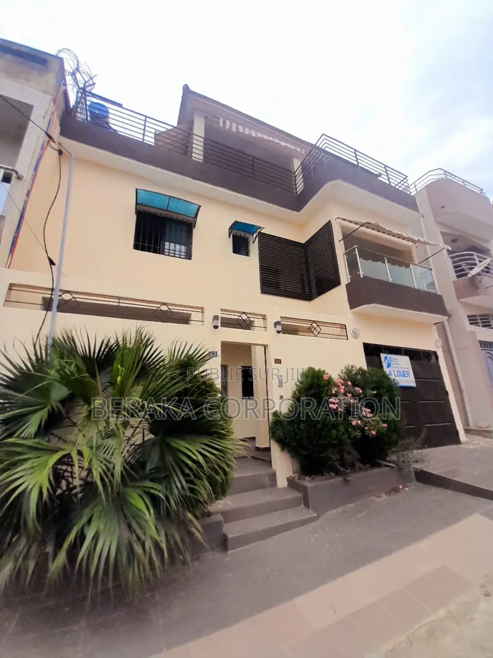 5chbre Duplex dans Beraka Corporation, Cocody à Louer