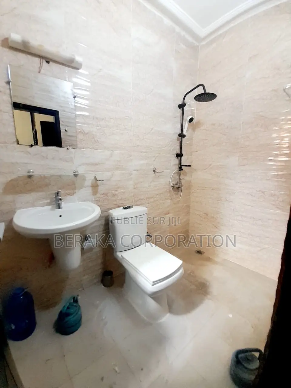 5chbre Duplex dans Beraka Corporation, Cocody à Louer