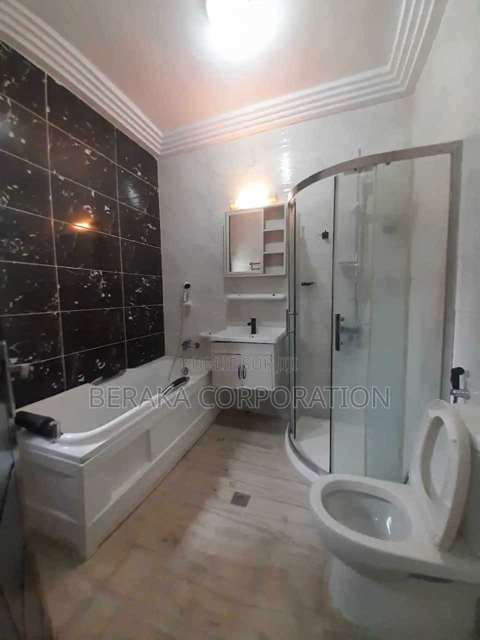 5chbre Duplex dans Beraka Corporation, Cocody à Louer
