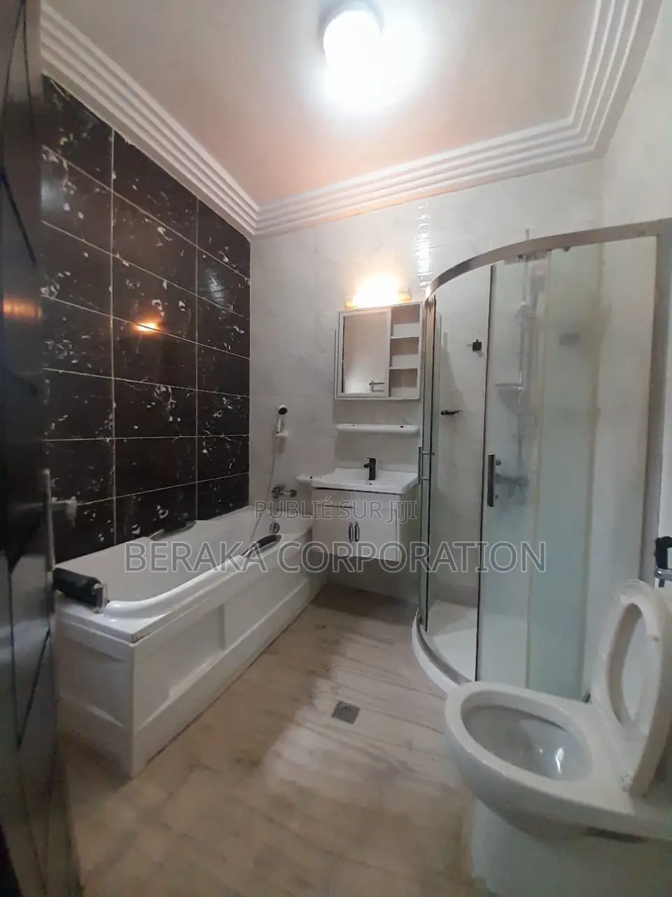 5chbre Duplex dans Beraka Corporation, Cocody à Louer