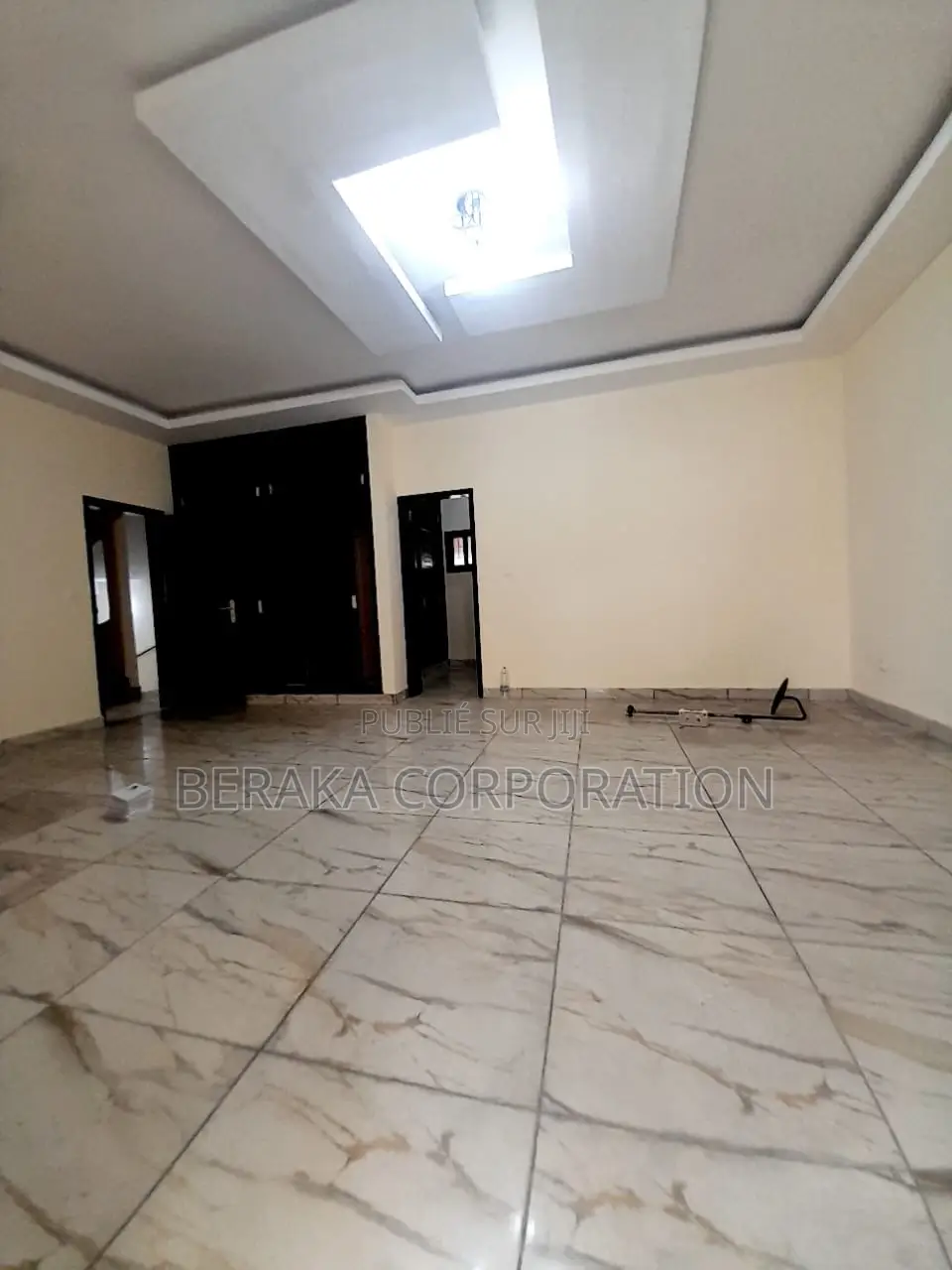 5chbre Duplex dans Beraka Corporation, Cocody à Louer