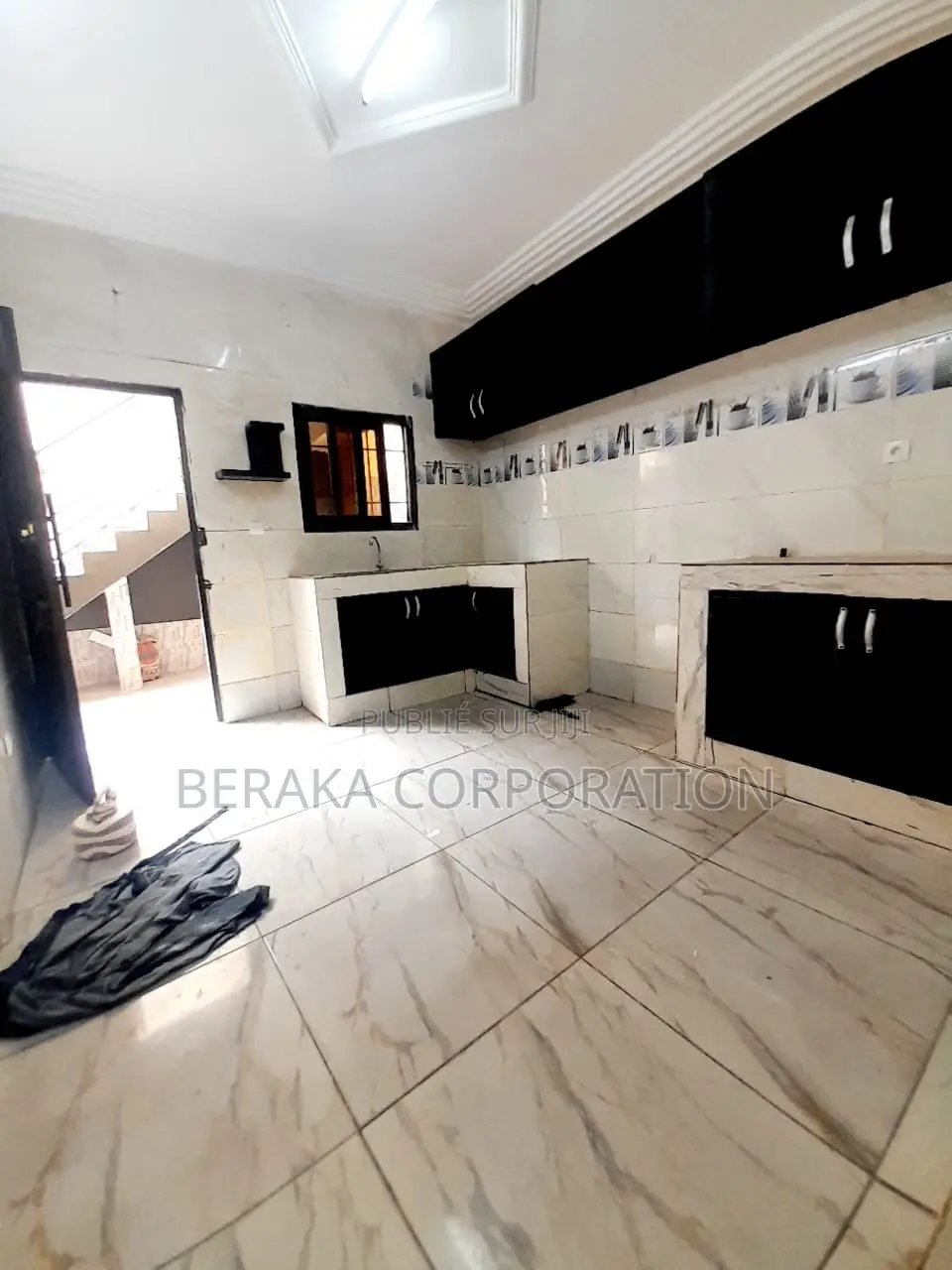 5chbre Duplex dans Beraka Corporation, Cocody à Louer