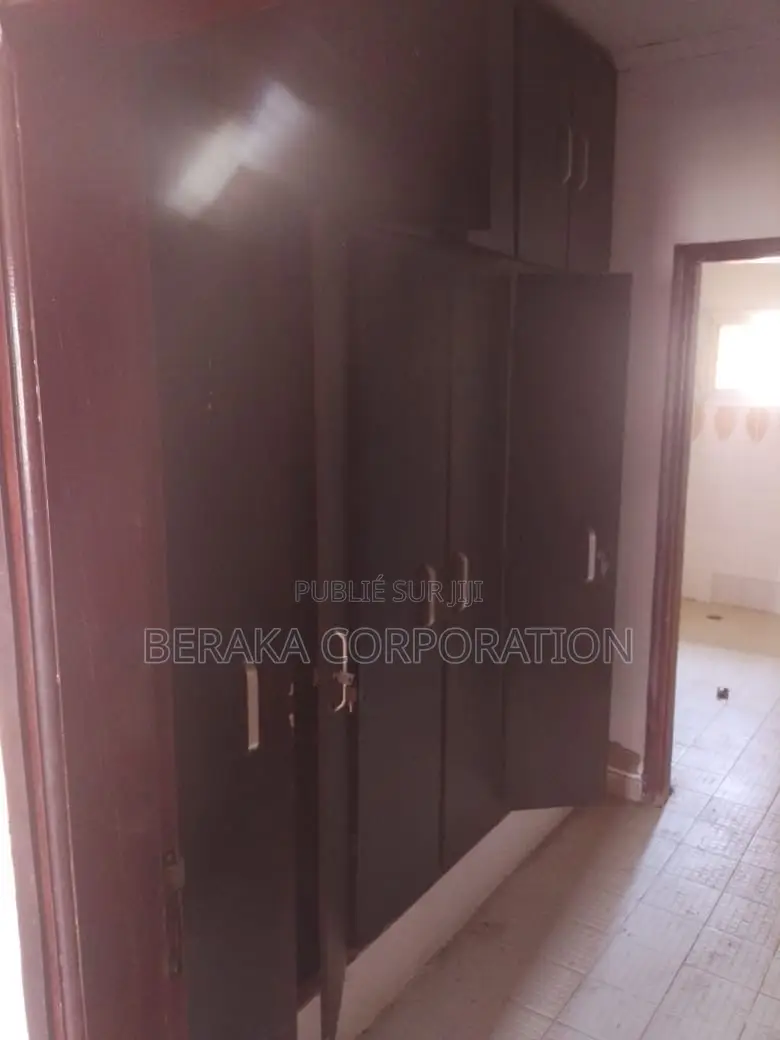 3chbre Maison dans Beraka Corporation, Cocody à Louer