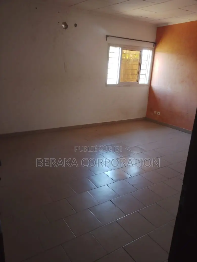 3chbre Maison dans Beraka Corporation, Cocody à Louer