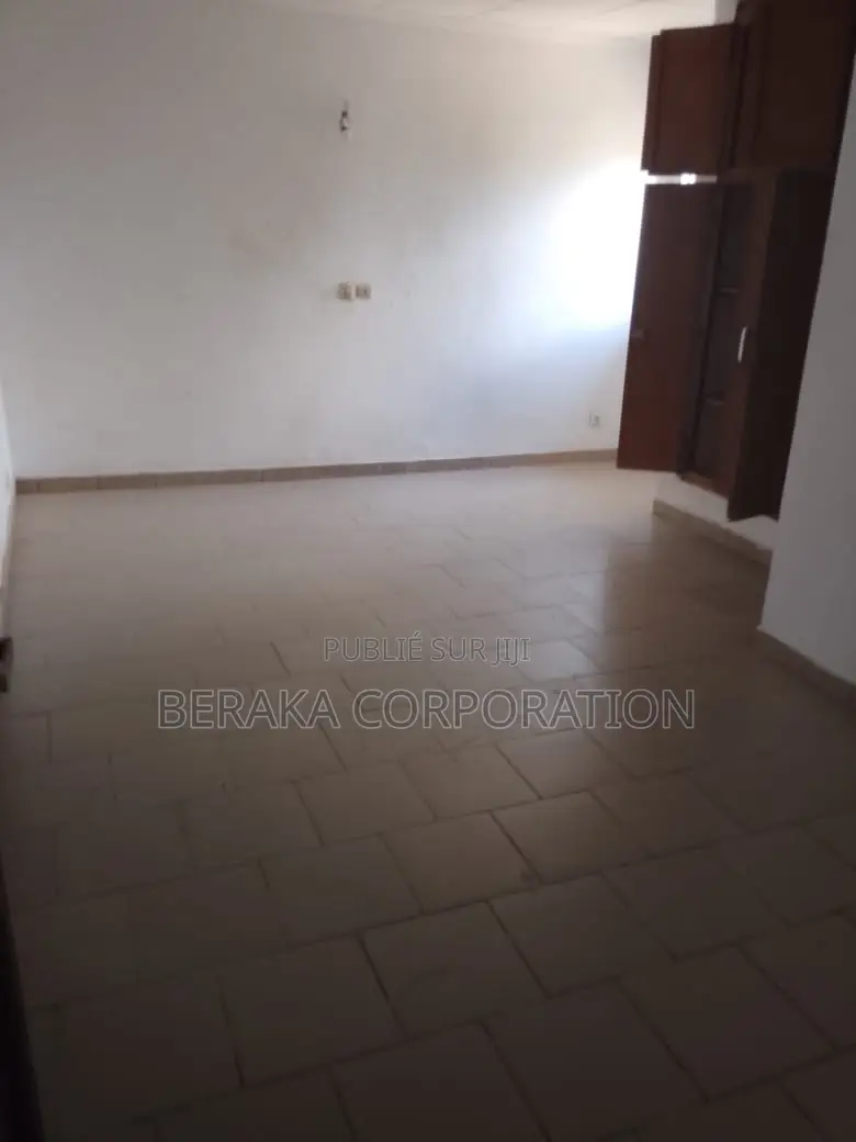3chbre Maison dans Beraka Corporation, Cocody à Louer