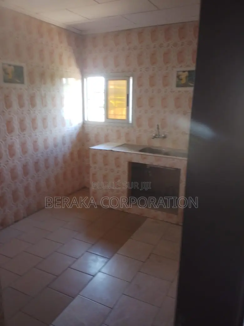 3chbre Maison dans Beraka Corporation, Cocody à Louer