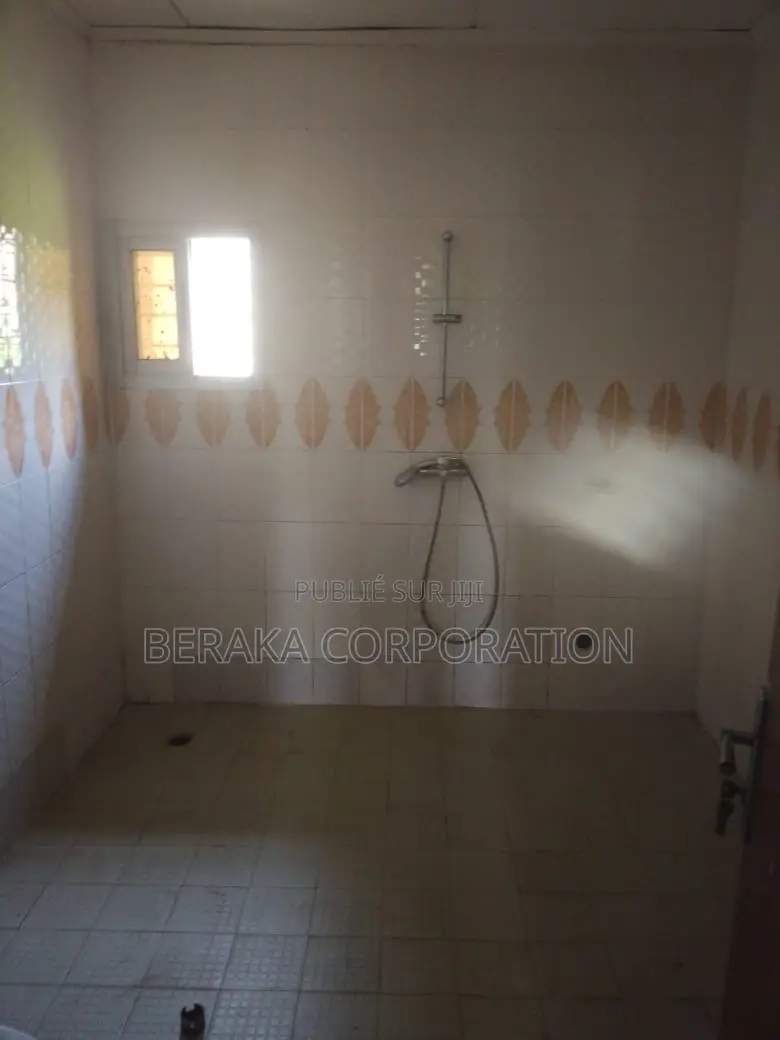 3chbre Maison dans Beraka Corporation, Cocody à Louer