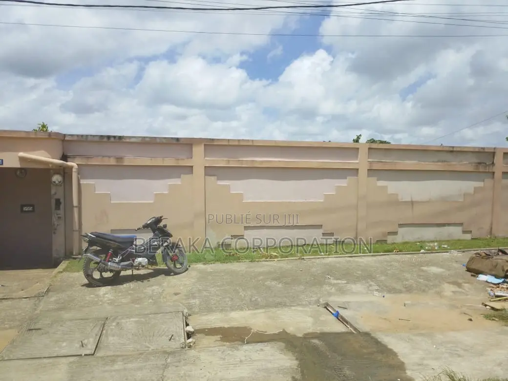 3chbre Maison dans Beraka Corporation, Cocody à Louer