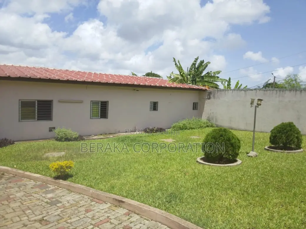 3chbre Maison dans Beraka Corporation, Cocody à Louer