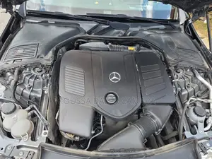 Mercedes-Benz C300 2022 Gris