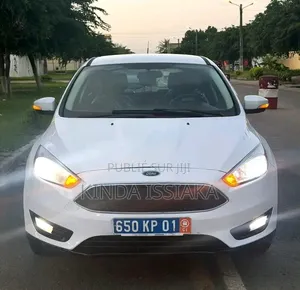 Ford Focus S dr Sedan (2.0L 4cyl 5M) 2017 Blanc cassé