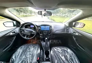 Ford Focus S dr Sedan (2.0L 4cyl 5M) 2017 Blanc cassé